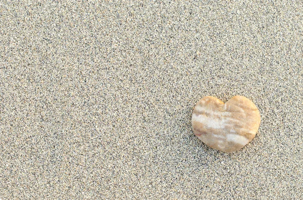 Herzförmiger Kieselstein am Strand — Stockfoto