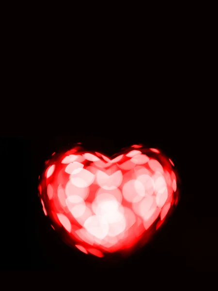 Rosso cuore bokeh su sfondo nero — Foto Stock