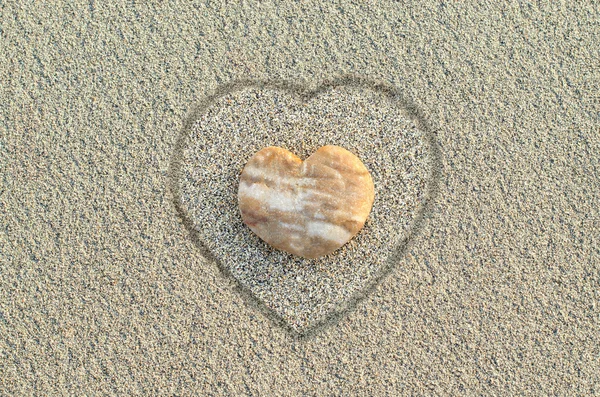 Sassolino a forma di cuore sulla spiaggia — Foto Stock