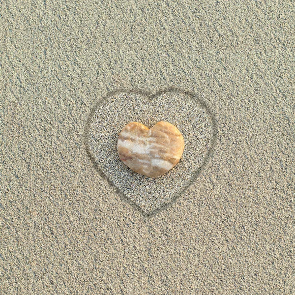 Heart shaped pebble on the beach — Stock Photo, Image