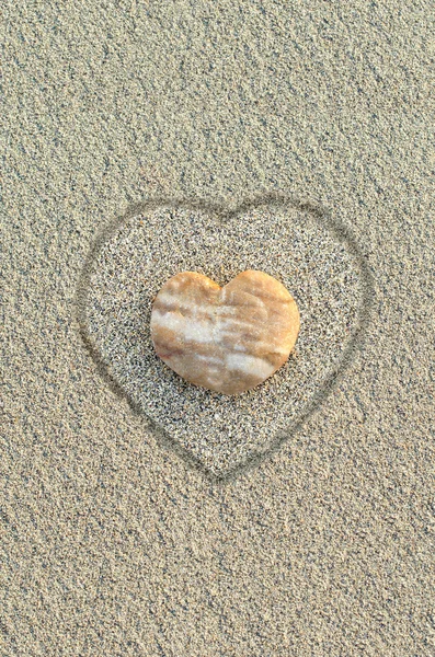 Heart shaped pebble on the beach — Stock Photo, Image