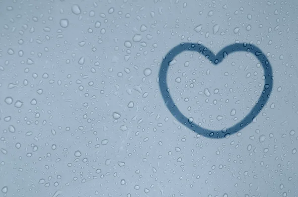 Σχήμα της καρδιάς σε ένα ομιχλώδες μπλε παράθυρο. — Φωτογραφία Αρχείου