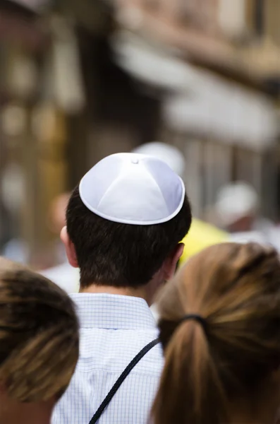 Hombre religioso en una multitud — Foto de Stock