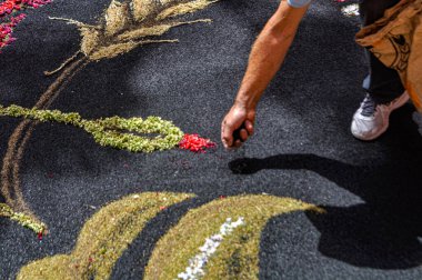 Marangozlar, azize şenlikleri sırasında sokaklara ihtişam ve güzellik katmak için güneşin altında çalışırlar.