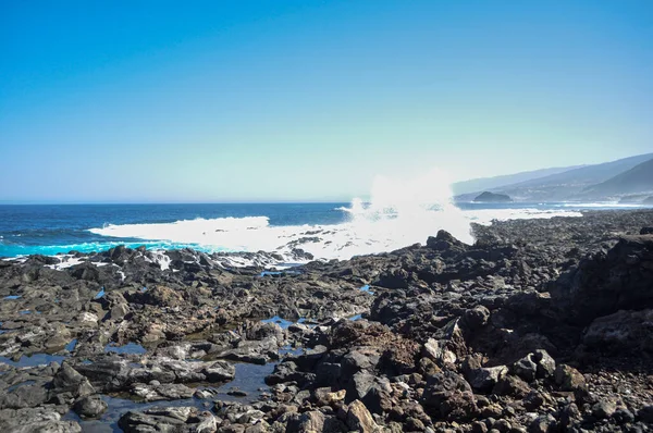 Met Een Grote Blauwe Lucht Straft Zee Het Vulkanische Gesteente — Stockfoto