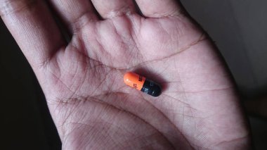Thrissur, Kerala, Hindistan - 11 / 06 / 2020: B vitamini kapsülü B ve C vitamini içerir..
