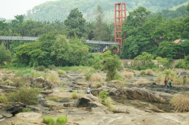 Kerala, Hindistan 'daki Chalakkuday nehri üzerindeki asma köprü.