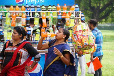 Delhi, Hindistan - 07-08-2017: Hindistan Kapısı yakınlarında serin bir içecek dükkanı, Yeni Delhi