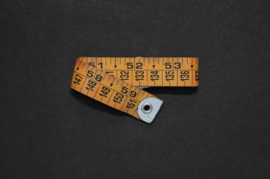 Koyu arkaplanda mezura ölçülüyor