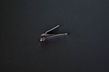 Siyah arkaplanda eski tırnak kesicisi