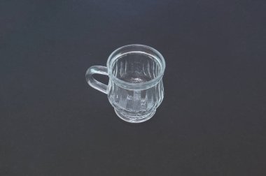 Koyu arkaplanda cam bardak.