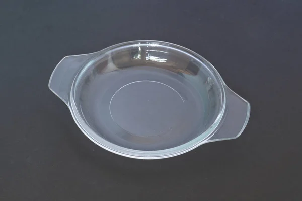 深色背景下的玻璃锅 — 图库照片