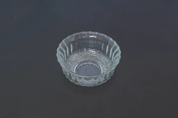 Glasschale Vor Dunklem Hintergrund — Stockfoto