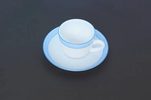 黑暗背景下的杯子和茶托 — 图库照片