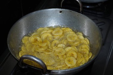 Tavada muz cipsi pişiriyorum.