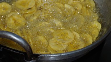 Tavadaki muzlu cipsleri kapat.