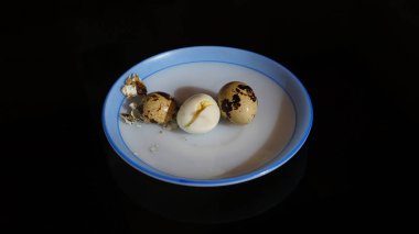 Tabakta kaynamış bıldırcın yumurtası.