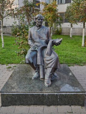 Çalışan bir ayakkabıcının anıtı. Rus Kimry Kasabası - bot dikmek için eski bir merkez.