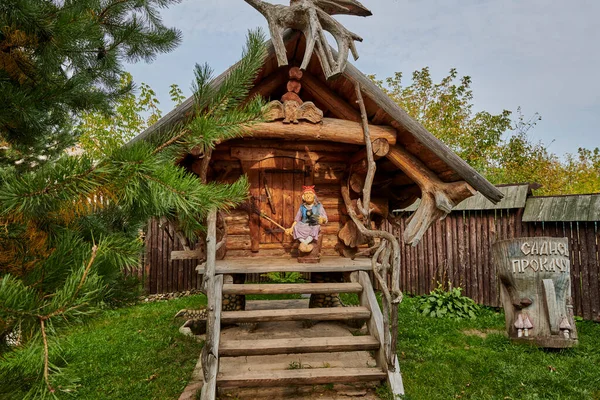 ロシアだ キミーの町だ 爬虫類博物館 馬場ヤガ 鳥の足の小屋で — ストック写真