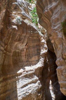 Kıbrıs. Peyia. Avakas vadisi. Kayaların arasındaki karanlık yarık.