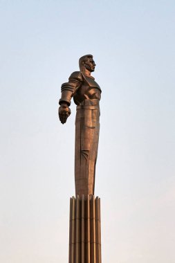 Moskova. Gün batımında Leninsky Prospekt 'te Yuri Gagarin anıtı