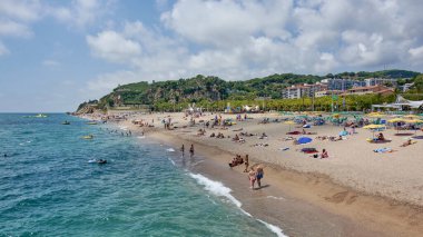İspanya. Calella. Sahil demiryolunun arkasında. Batı görünümü