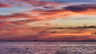 Küba. Trinidad. Günbatımının mor ışıltısında yelkenli bir tekne