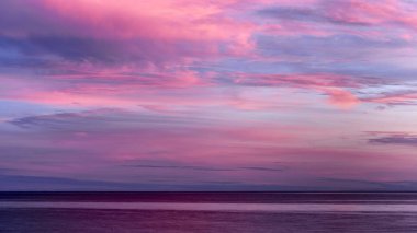 Küba. Trinidad. Gün batımında mor bulutlar