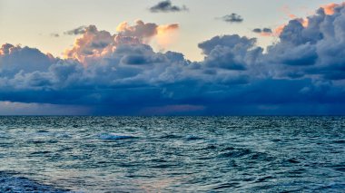 Küba. Varadero. Akşamları plaj. Yağmur bulutları kuzeyde toplanıyor.