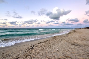 Küba. Varadero Sahili 'nde bir Aralık akşamı. Doğu manzarası