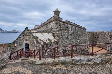 Küba. Havana. El Morro kalesi. Havana Körfezi 'nin girişini kapsayan kıyı kalesinin manzarası.
