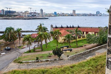 Küba. Havana. El Morro kalesi. Havana Körfezi 'nin girişini kapsayan kıyı kalesinin manzarası.