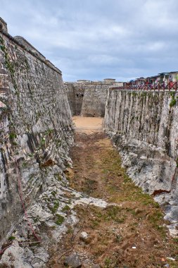 Küba. Havana. El Moro Kalesi. Derin dallı hendek