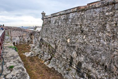 Küba. Havana. El Morro kalesi. Kaleye giden köprüye doğru giden hendeğin görüntüsü