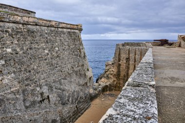 Küba. Havana. El Morro kalesi. Hendek ve top kalesinin görüntüsü