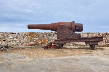 Küba. Havana. El Moro kalesi. Top kalede.