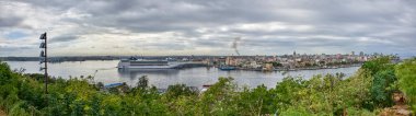 Küba. Havana. Christ Park 'tan gelen yolcu gemisiyle panorama limanı.