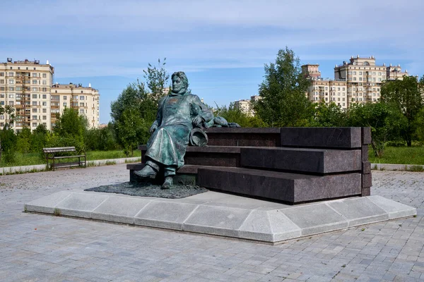 モスクワだ モスクワ大学の学生アントン チェーホフの記念碑 モスクワ国立大学医学教育センターの学術棟 — ストック写真
