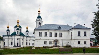 - Rusya. Uglich kasabası. Tezahür manastırı. Papaz Binası ve Meryem Ana İkonası Kilisesi Feodorovskaya
