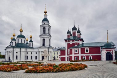 - Rusya. Uglich kasabası. Tezahür manastırı. Fedorovskaya ve Smolensk kiliseleri