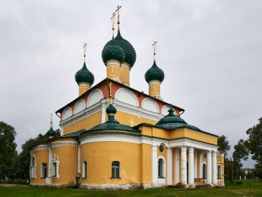 - Rusya. Uglich kasabası. Kremlin. Volga Nehri 'ndeki Dönüşüm Katedrali