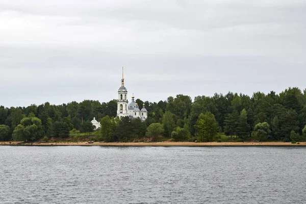 ロシアだ Myshkinsky地区 ヴォルガ川だ オホーツク村の昇天教会 — ストック写真