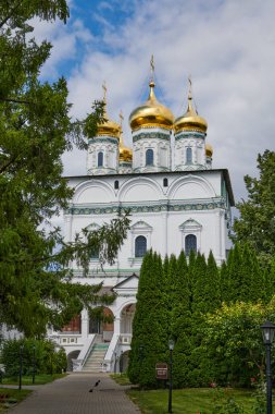 - Rusya. Joseph-Volokolamsk Manastırı. Kutsal Bakire Meryem 'in Varsayımı Katedrali. Manastırın girişine giden yolu göster.