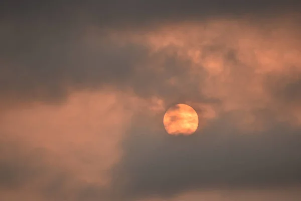 Sol Durante Atardecer Tapado Por Las Nubes — стоковое фото