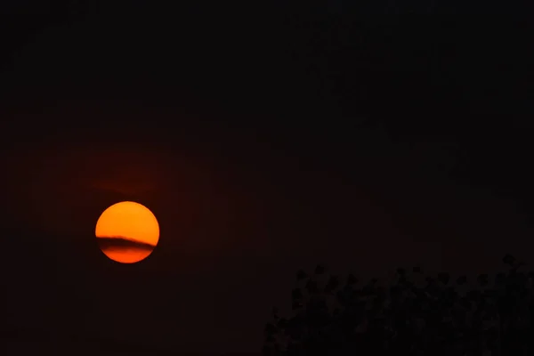 Oscuro Atardecer Con Sol Radiante Anaranjado — Stock Photo, Image
