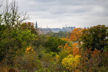 Sonbaharda Djurgraden Adası 'nda açık hava müzesi Skansen' de Stockholm 'deki Kuzey Müzesi manzarası