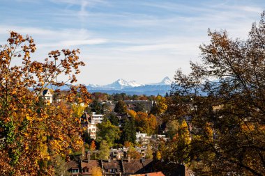Bern İsviçre - 10.25.2020 Sonbaharda arka planda Alpler ile Bern üzerinde görünüm
