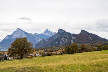 Sonbaharda Jenins ve Maienfeld yakınlarındaki dağlar, Yapıştırıcı Dağı Kopyala