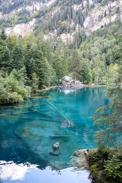Kandersteg Suíça 2020 Vista Blausee Com Estátua Uma Mulher Lago — Fotografia de Stock