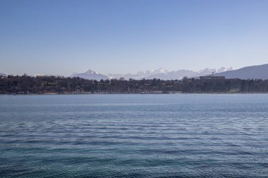 İsviçre Cenevre Gölü 'ndeki Mont Blanc ve Alpler manzarası 